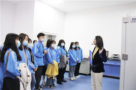 時代青年講奉獻  愛心熱血勇?lián)敗部德殬I(yè)技術(shù)學(xué)院學(xué)生參加血站開放日活動