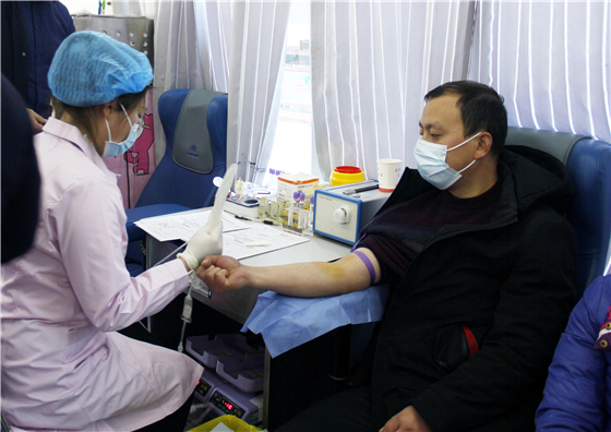 “讓愛(ài)暖冬”無(wú)償獻(xiàn)血活動(dòng)走進(jìn)白河縣中廠鎮(zhèn)同心社區(qū)