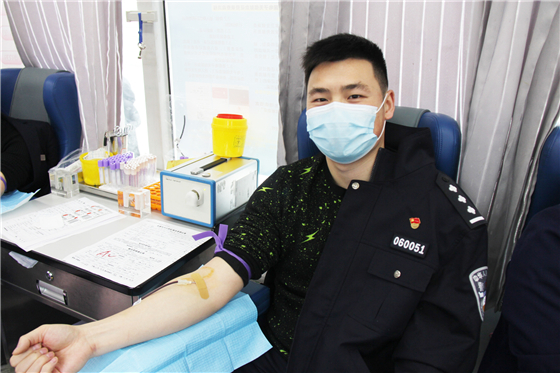 人民警察一心為民，捋袖捐血鐵血柔情——安康市公安局積極開展冬季獻血活動