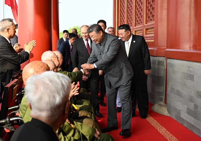 2025年9月3日，習(xí)近平總書(shū)記同抗戰(zhàn)老戰(zhàn)士老同志代表親切握手，向他們表示崇高敬意。