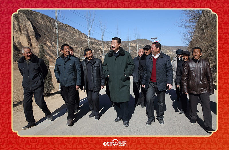 2015年春節(jié)前夕，習近平總書記回到陜西延安梁家河村看望鄉(xiāng)親。