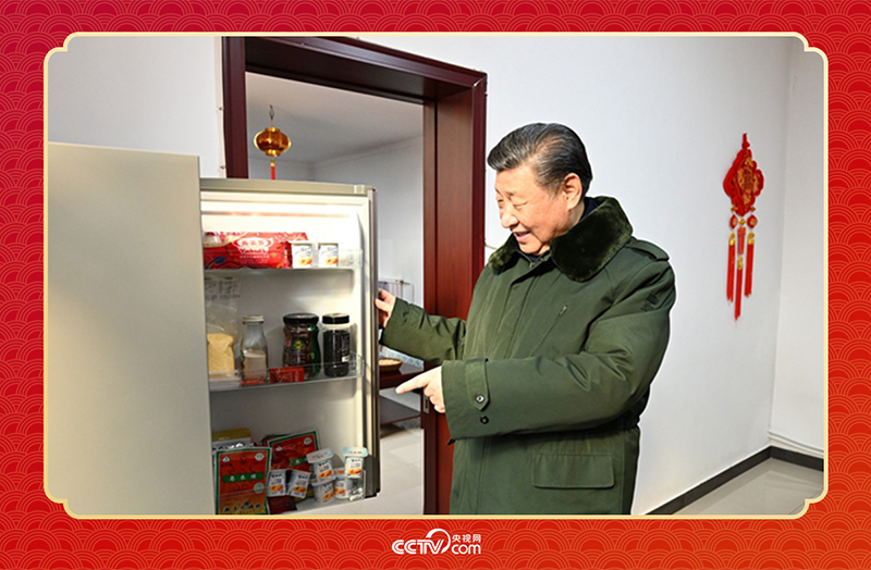 2024年春節(jié)前夕，習近平總書記在天津第六埠村考察時，走進村民杜洪剛家看望。