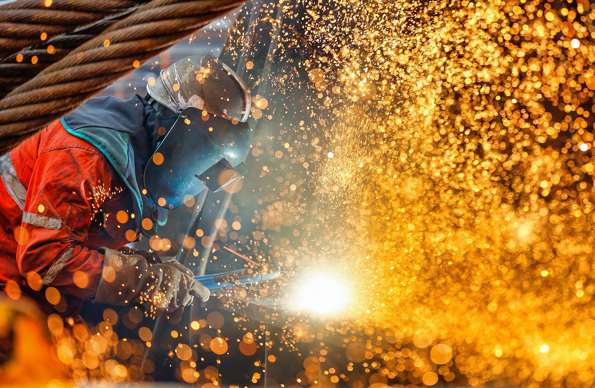 △ 2026年1月29日，在天津市濱海新區(qū)，海上油氣平臺建設(shè)工人進(jìn)行現(xiàn)場施工。