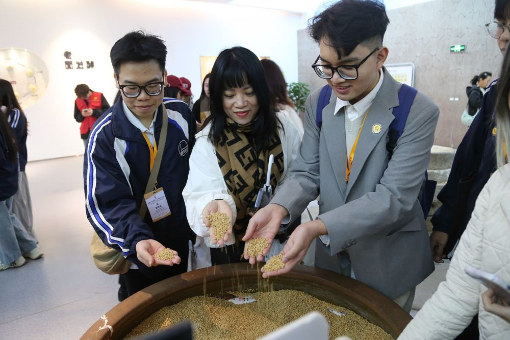 2026年3月30日，參加“紅色研學(xué)之旅”的越南青年在河北參觀新農(nóng)村建設(shè)。